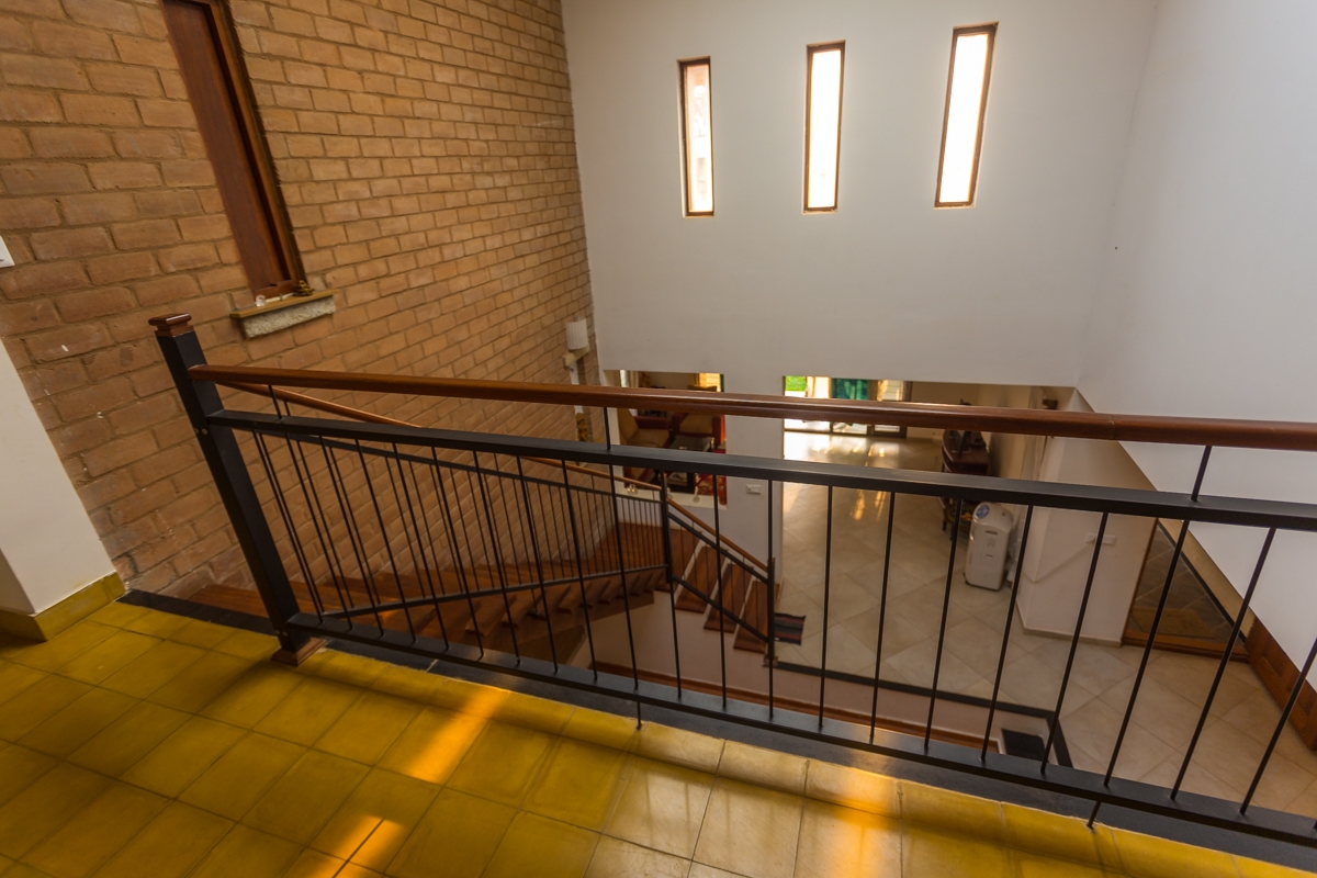 The staircase is located in the internal courtyad, improving the connection in the house vertically